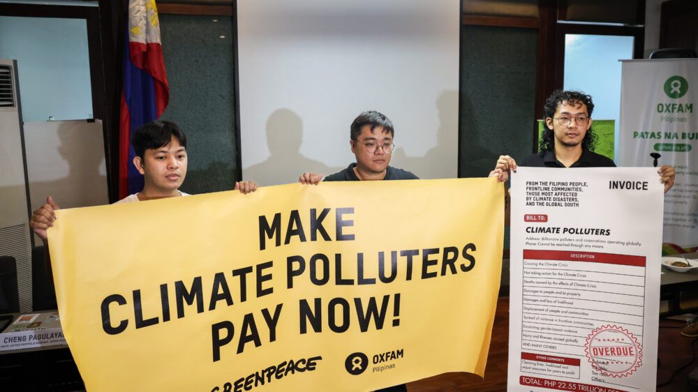 Oxfam Pilipinas Climate Justice Portfolio Manager, Cheng Pagulayan, Greenpeace Climate Campaigner, Jeff Chua, and Tara Kabataan Council, Isaac Gabrielle Hernandez call on the Philippine government to hear the Filipino people and make climate polluters pay now. (©️Greenpeace/Basilio Sepe)