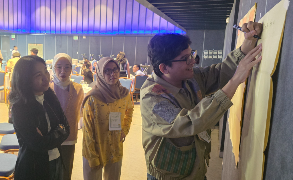 Participants collaborate to design digital campaigns during the workshop led by the Youth Advocates for Climate Action Philippines (YACAP) on the 2nd day of the 4th Southeast Asia Collaborative Convening of Civil Society Organizations on Just Energy Transition in Southeast Asia held in Metro Manila, Philippines. (Photo by Oxfam Pilipinas)