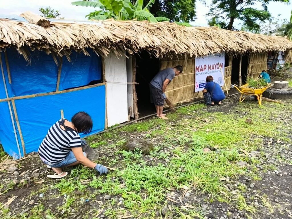 Photos of Oxfam Pilipinas, Start Network, People in Need Philippines, Simon of Cyrene Community Rehabilitation and Development Foundation, Inc., MIDAS/Mayon Integrated Development Alternatives and Services, Inc., Coastal CORE, Incorporated in action for humanitarian support to communities affected by Mayon Volcano as part of their #AnticipatoryAction in Albay, Bicol, Philippines. 

For more info, visit oxfam.org.ph.