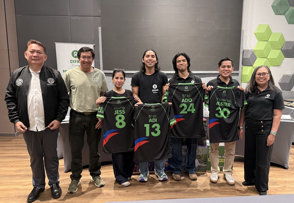 Team Oxfam Pilipinas Jess, Adi, Ado, and Alster flanked by (from left) Tanay Mountaineers founder Engr. Carlos "Caloy" E. Inofre Jr., 2012 Trailwalker Bobby Garcia, and Oxfam Pilipinas Board of Trustees Chair Lan Mercado.